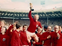 Timnas Inggris meraih juara Piala Dunia tahun 1966. Bobby Moore tampak mengangkat piala Jules Rimet (thesun.co.uk).