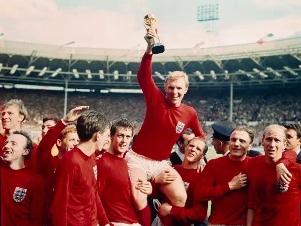 Timnas Inggris meraih juara Piala Dunia tahun 1966. Bobby Moore tampak mengangkat piala Jules Rimet (thesun.co.uk).