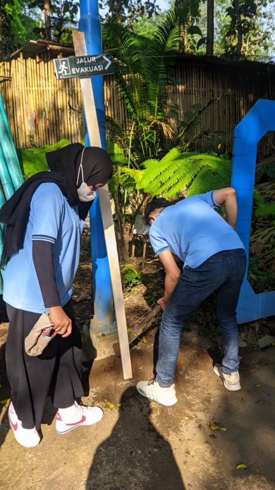 Foto pemasangan plang di tempat wisata Sumber Jenon, Desa Gunungronggo