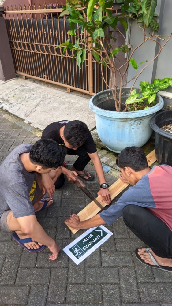 Pembuatan plang evakuasi dan plang titik berkumpul ketika terjadi bencana alam oleh Tim KKN UM