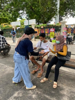 Pembagian masker kepada masyarakat di sekitaran Nol Kilo Meter Yogyakarta.