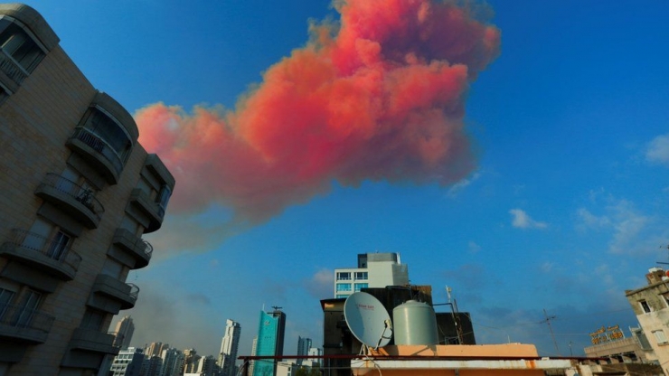 Formasi asap bekas ledakan di pelabuhan Beirut yang diintepretasikan sebagai wajah iblis. Photo: Reuters.