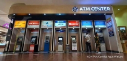 Ilustrasi mesin ATM dari beberapa bank yang ada di Indonesia|Sumber: KONTAN/Carolus Agus Waluyo