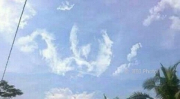 Contoh formasi awan yang diintepretasikan sebagai tulisan. Sumber:Facebook.com-Azam Junior 