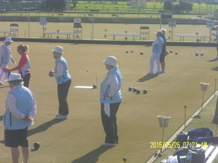 para senior sedang bermain bowling(dok pribadi)