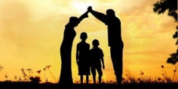 Keluarga yang bahagia akan menumbuhkan anak-anak yang juga bahagia (Gambar : dream.co.id)