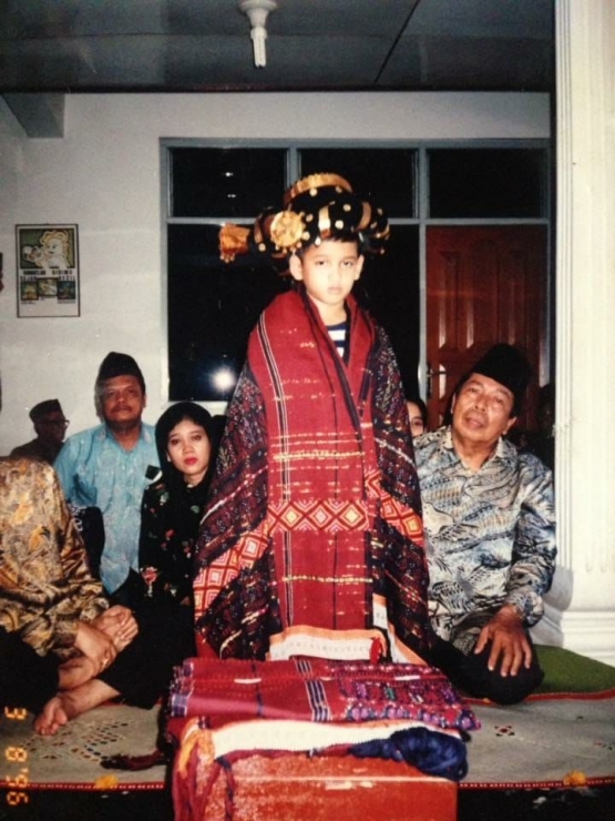 Manabalkan Gelar Adat pada tahun 1996 (Dok. Pribadi)