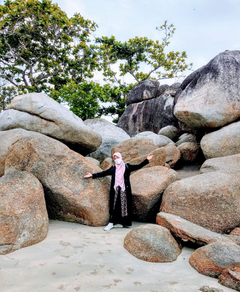 Ilustrasi batu granit yang bertumpuk-tumpuk di Pantai Penyusuk. (Dokumentasi pribadi)