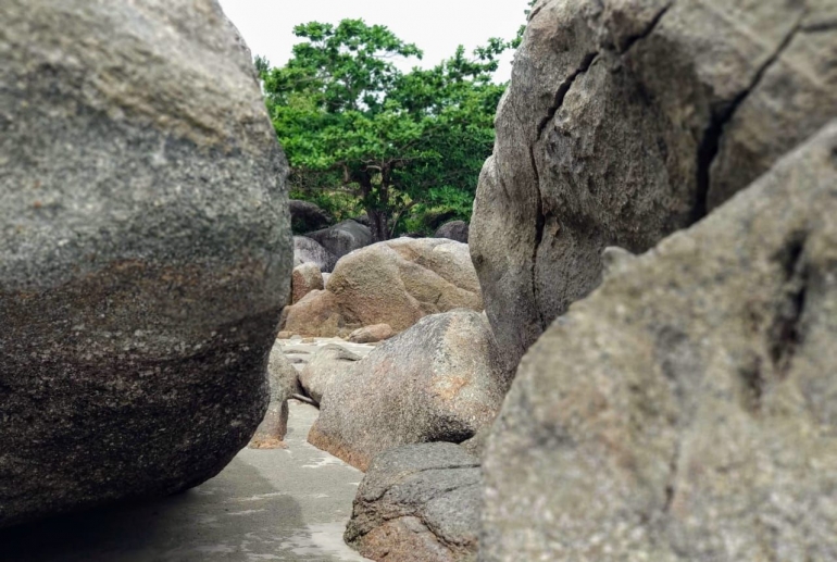 Ilustrasi bebatuan granit berukuran besar di Pantai Penyusuk. (Dokumentasi pribadi)