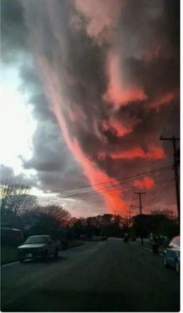 Contoh Pareidolia yang menghubungkan formasi awan formasi dengan wajah orang. Photo: Petaaa / Via old.reddit.com 
