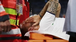 Leonardo Spinazzola menangis ketika ditarik keluar laoangan karena cedera I Gambar : AP/Marca.com