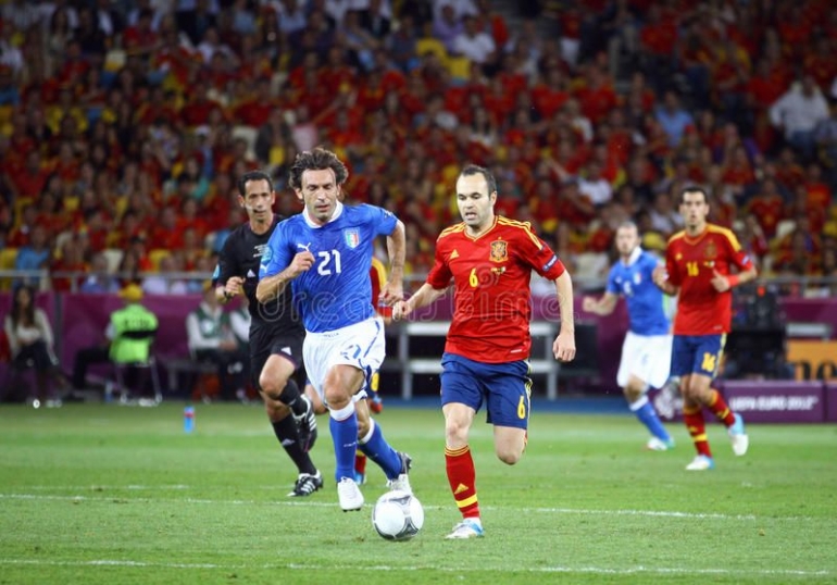 Duel Andrea Pirlo dan Andres Iniesta di final Euro 2012. Kali ini, Italia akan bertemu Spanyol di semifinal Euro 2020, Rabu (7/7) dini hari/Foto: https://www.dreamstime.com/