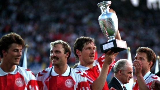 Kim Vilfort mengangkat trofi Euro 1992 usai Denmark mengalahkan Jerman 1-0 di final Gothenburg (uefa.com).