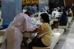  Suasana vaksinasi Covid-19 tahap kedua untuk pedagang Pasar Tanah Abang, Jakarta, Rabu (17/2/2021). (KOMPAS.com/KRISTIANTO PURNOMO)