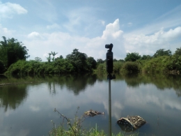 Mengambil gambar dan video dari tepian embung Desa Kacinambun (Dokumentasi Pribadi)