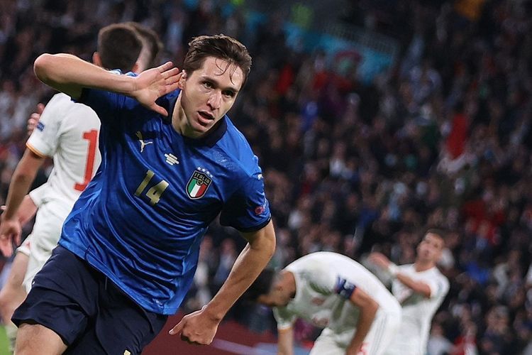 Gelandang serang Italia Federico Chiesa berselebrasi setelah mencetak gol pertama tim dalam laga semifinal Euro 2020 antara Italia vs Spanyol di Stadion Wembley, London, pada 6 Juli 2021.(AFP/CARL RECINE), kompas.com