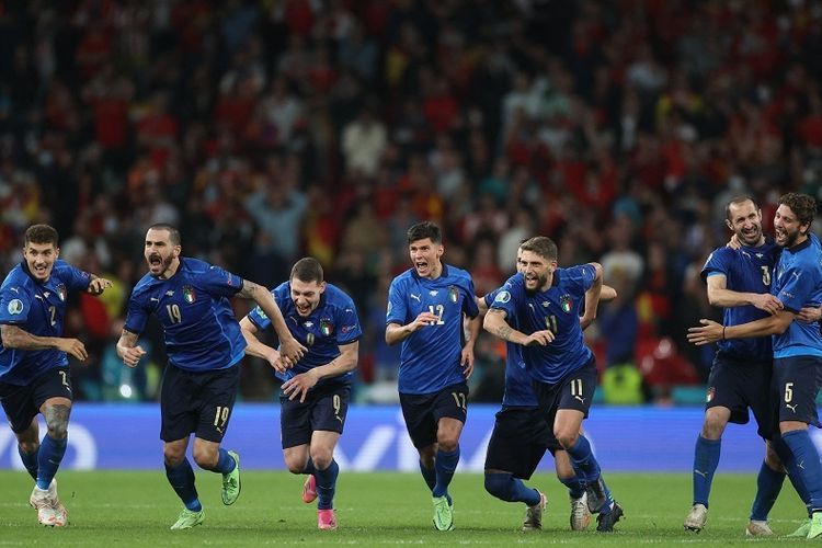 Para pemain Italia merayakan kemenangan kontra Spanyol di semifinal piala Eropa. Sumber foto: AFP/Karl Recine via Kompas.com