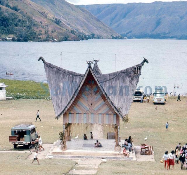 Alun-alun Kota Parapat atau Lapangan Pagoda Tahun 1971. © Island SAMOSIR & Lake TOBA – FotoBook/via semedan.com