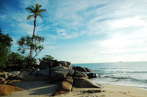 pantai pasir padi Bangka Belitung (sumber: bangkatour.com)