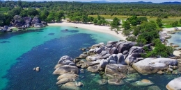 keindahan batu-batu besar yang ada di pantai tanjung tinggi (sumber: travel.kompas.com)