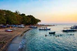 pantai Senggigi Lombok (sumber: travelingyuk.com)