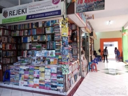Tampak kios-kios buku berjajar rapi dan bersih (www.gudeg.net)