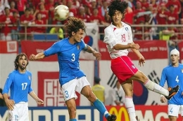 Ang Jung-Hwan membobol gawang Italia lewat sundulan di Piala Dunia 2002 (republika.co.id)