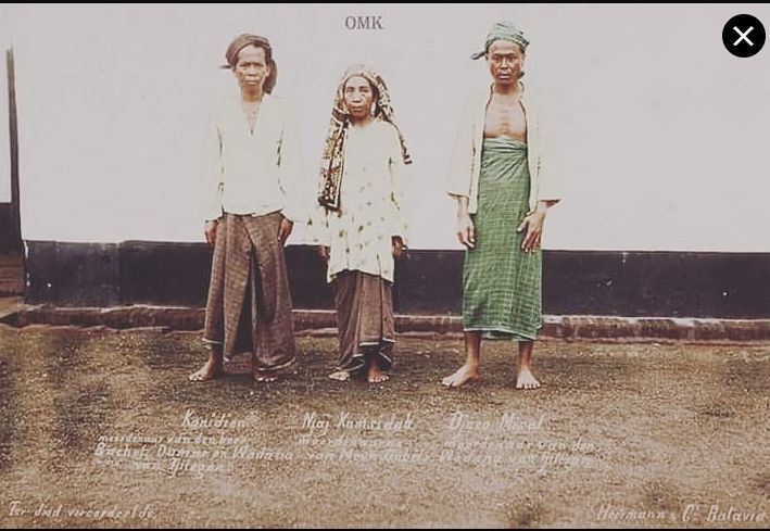 Nyai Kamsidah (Tengah), pejuang wanita Geger Cilegon 1888. Foto. KITVL.