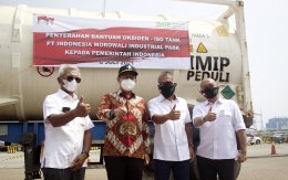 Managing Director IMIP Hamid Mina dan perwakilan PT IMIP berpose bersama Menkes Budi di depan bantuan oksigen. Foto: DOK. PT IMIP