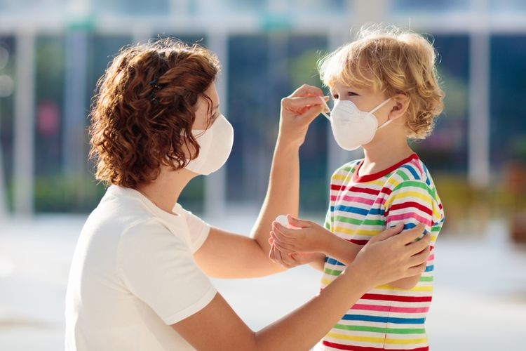 Ilustrasi menerapkan protokol kesehatan pada anak demi bertahan di tengah pandemi. Sumber: Shutterstock via Kompas.com