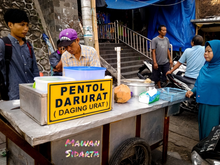 Lapak pedagang pentol daging urat (pentol darurat) yang menggugah selera (Dokumentasi Mawan Sidarta)