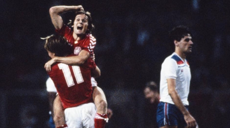 Allan Simonsen dipeluk rekannya seusai jebol gawang Inggris di Wembley tahun 1983/ foto: thefa.com 