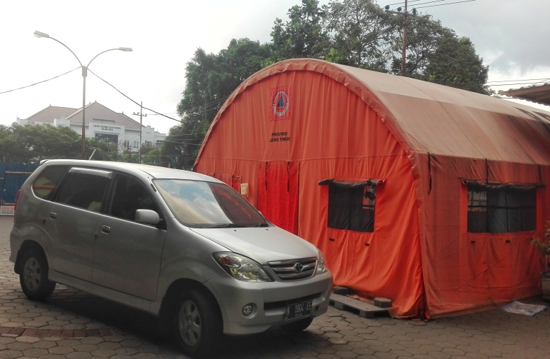 Tenda besar dari BNPB difungsikan sebagai ruang tunggu keluarga pasien di UGD Covid-19 RSSA Malang (dokpri)