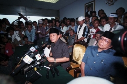 Pimpinan MPR-DPR membuat pernyataan mengimbau Presiden Soeharto mengundurkan diri di Gedung DPR (18 Mei 1998). (KOMPAS/Johnny TG).