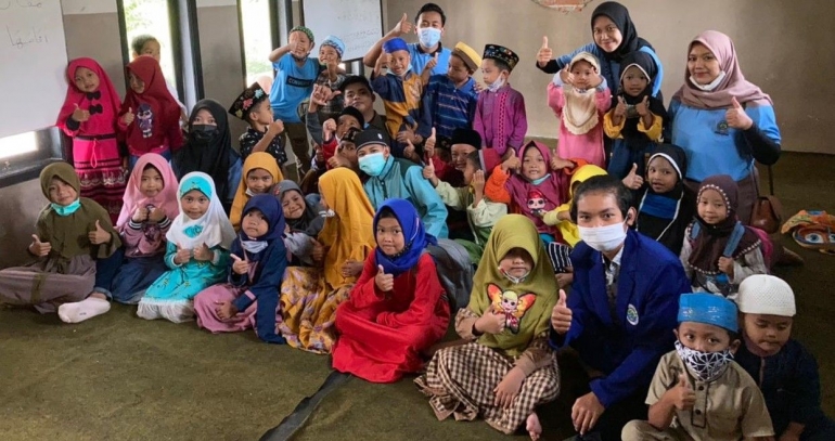 Sesi foto bersama anak-anak setelah kegiatan selesai/ Dok. Tim KKN UM