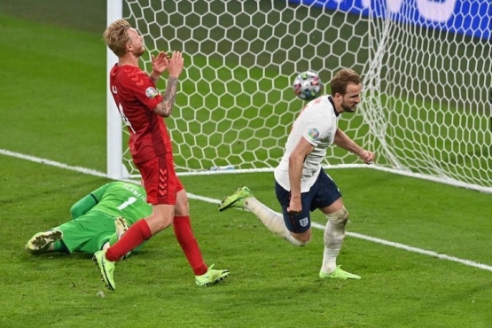 Kapten Three Lions, Harry Kane, mencetak gol penentu kemenangan Inggris dengan hasil 2-1 atas Denmark (twitter.com/ @AJE_SPORT).