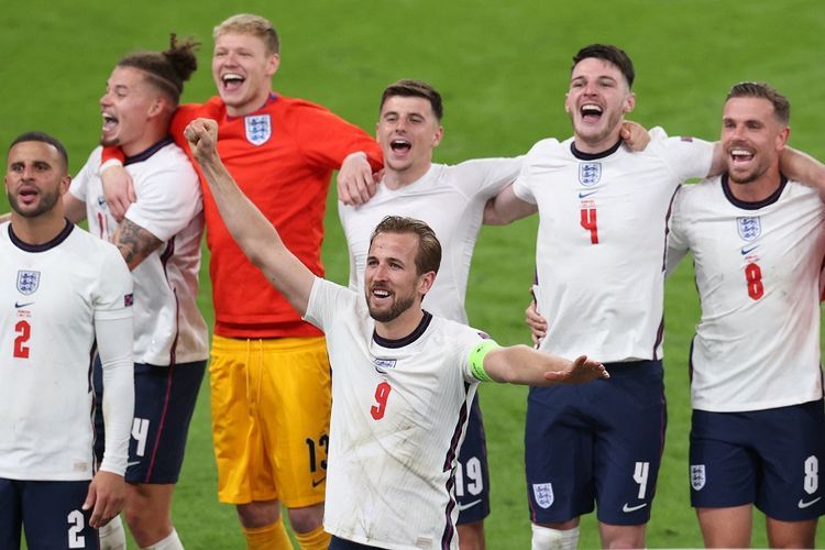 Para pemain Inggris merayakan kesuksesan mereka masuk final Euro 2020. Sumber foto: AFP/Catherine Ivill via Kompas.com