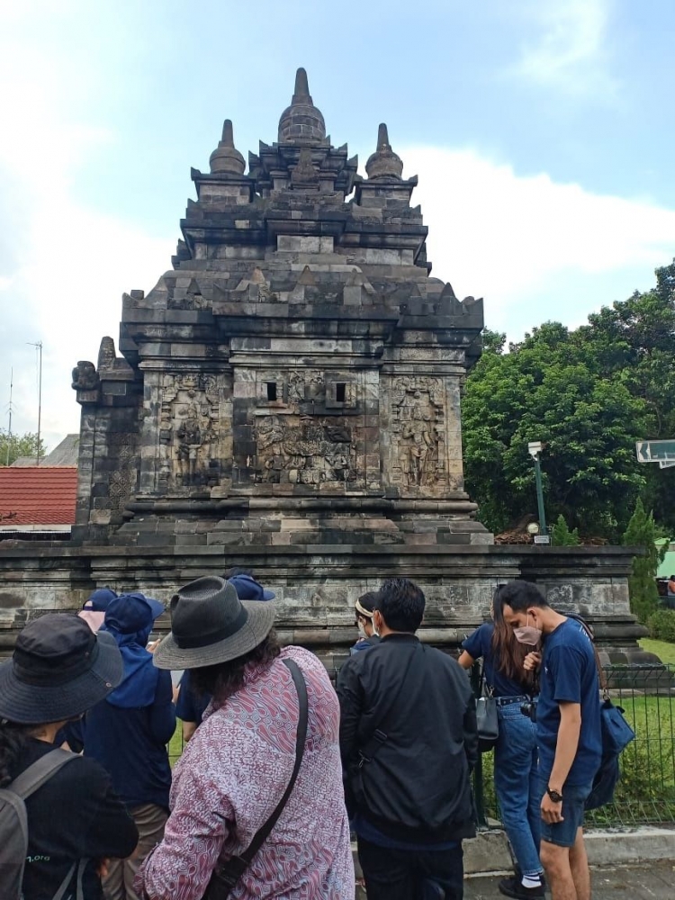 Para Kompasianer di luar pagar pembatas Candi Pawon (Foto: Priscilla)