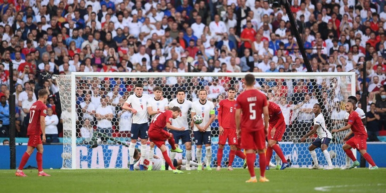 Tendangan bebas yang mengotori gawang Pickford dalam Euro 2020 (AP Photo/ bola.net.com)