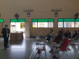 Pengarahan kegiatan kepada para peserta dari elemen masyarakat desa Jongbiru oleh Ketua Tim Pengabdian FE UM, Prof. Dr. Imam Mukhlis S.E, M.Si (Dokpri)