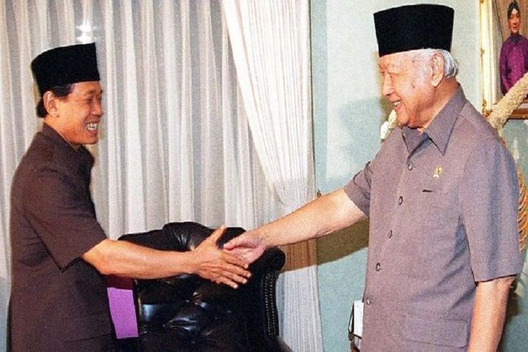 Foto: Harmoko dan Soeharto (Sumber: AFP Photo via CNN Indonesia)