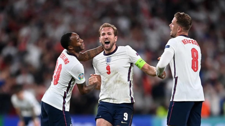 Dua pemain Inggris --Sterling dan Henderson-- kerepotan mengendalikan selebrasi Harry Kane usai mencetak gol penentu Inggris atas Denmark dalam semifinal kedua Euro 2020 (uefa.com).