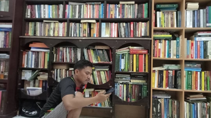 Foto Jumardi Putra di ruang Perpustakaan Pribadinya. (Dokpri)