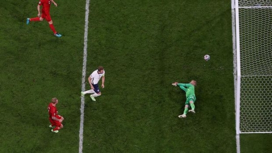Gol Kane ke gawang Denmark (Photo by Laurence Griffiths/Getty Images) 
