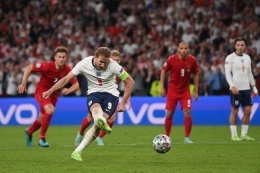 Momen tendangan penalti Harry Kane di laga Inggris vs Denmark, semifinal Euro 2020 (c) AP Photo