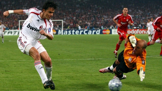 Filippo Inzaghi yg menjebol gawang Pepe Reina. Sumber: www.uefa.com