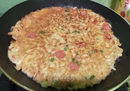 Balik Omelet Mi Telur agar matangnya rata | Foto: Siti Nazarotin
