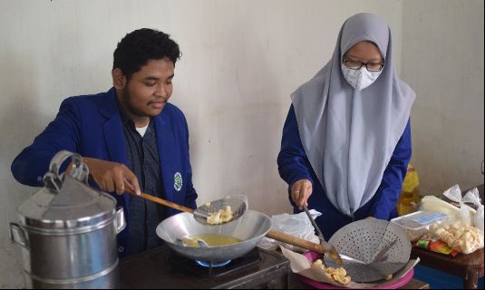 Dok. Pribadi : Pemateri mempresentasikan proses menggoreng kerupuk susu