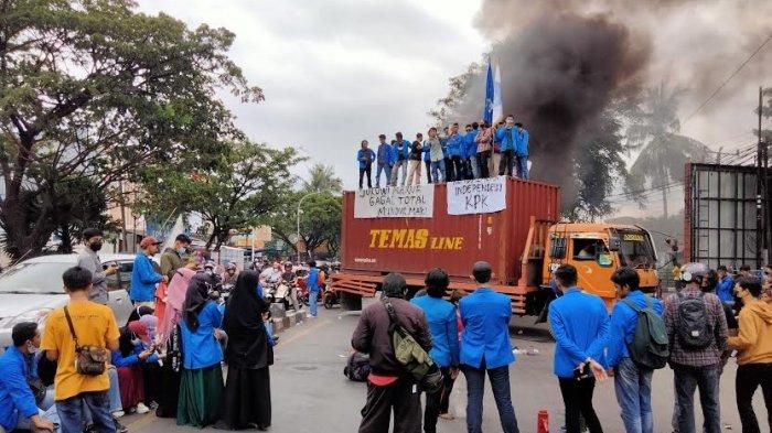 Aksi Mahasiswa Unismuh Makassar, Kirim Protes Langgar Prokes (foto dari Tribunnews)