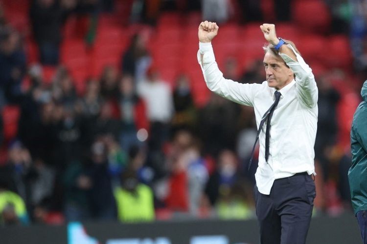 Pelatih Roberto Mancini merayakan kemenangan atas Spanyol di Semifinal (Foto: AFP/CARL RECINE)